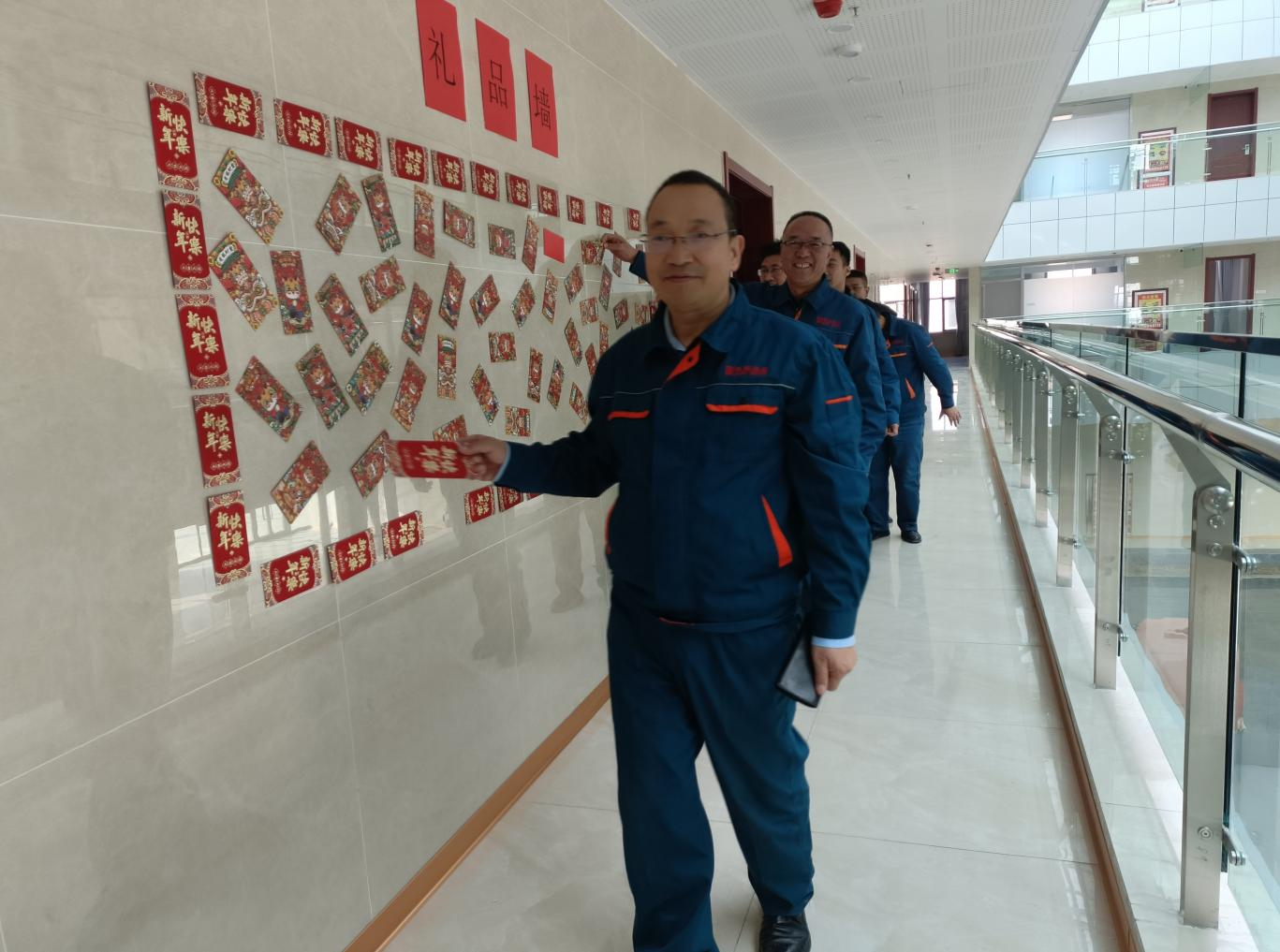 ¡°¾ÉËêÒÑÕ¹Ç§ÖØ½õ¡¤ÐÂÄêÔÙ½ø°Ù³ß¸Í¡±¡ª¡ªÐ½®°Â¸
£»¯¹¤2023Äê¶È×ܽá»áÔ²Âú¾ÙÐÐ ¡°¾ÉËêÒÑÕ¹Ç§ÖØ½õ¡¤ÐÂÄêÔÙ½ø°Ù³ß¸Í¡±¡ª¡ªÐ½®°Â¸
£»¯¹¤2023Äê¶È×ܽá»áÔ²Âú¾ÙÐÐ